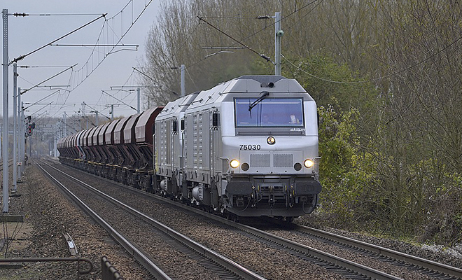 Un mannequin heurté par un train lors d’une séance photo est amputé d’un pied