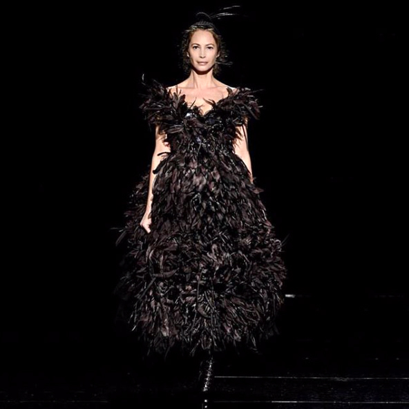 Christy Turlington revient après 24 ans et clôture le défilé Marc Jacobs à la Fashion Week New York