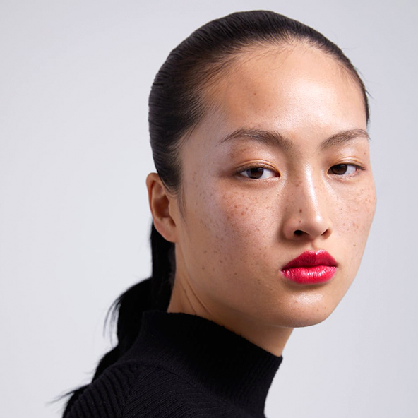 Polémique en Chine autour des tâches de rousseur du mannequin chinois Li JingWen sur la campagne Zara Beauty